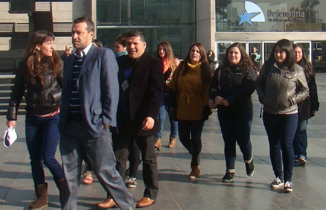 Carlos Mora y Francisca Sell&eacute;s gu&iacute;an una de las visitas de estudiantes al Centro de Justicia de Santiago.