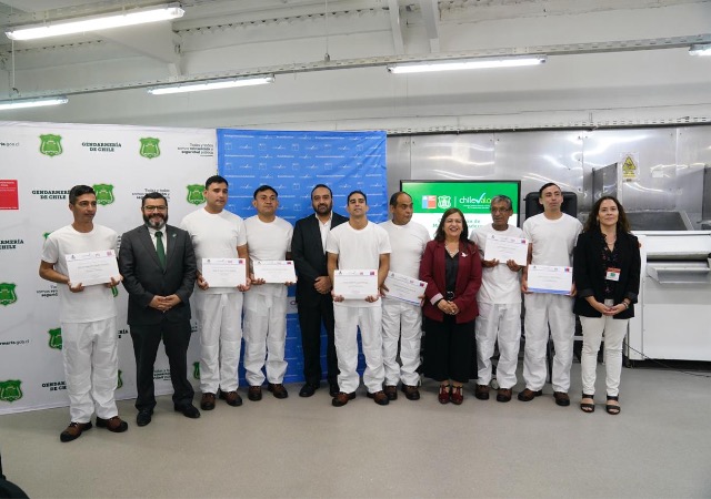 Los internos certificados junto a las autoridades que participaron en la ceremonia de entrega de diplomas.