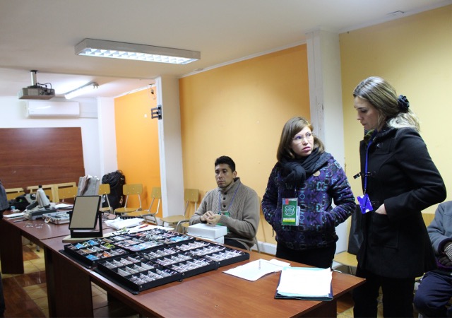 La abogada Valentina Lorca y la trabajadora social Carla Maniello durante el operativo oftalmol&oacute;gico.