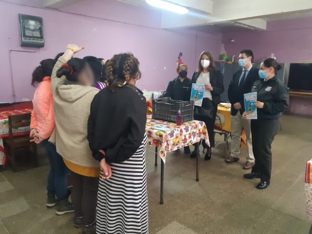 La Defensora Regional y el defensor especializado conversaron con las internas y las sumaron a la campa&ntilde;a solidaria.