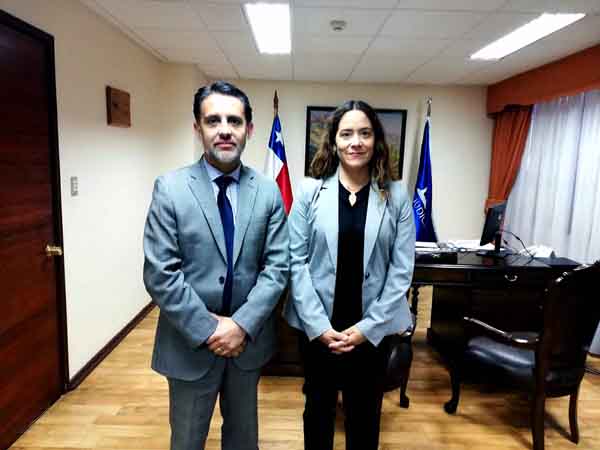 La Defensora Regional (s), Daniela B&aacute;ez, junto al presidente de la Corte de Apelaciones de Rancagua, Pedro Caro.