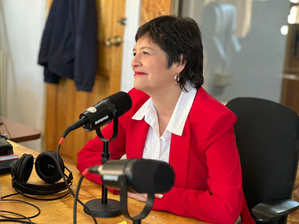 La Defensora Nacional, Ver&oacute;nica Encina, durante la entrevista radial en Chile Chico. 