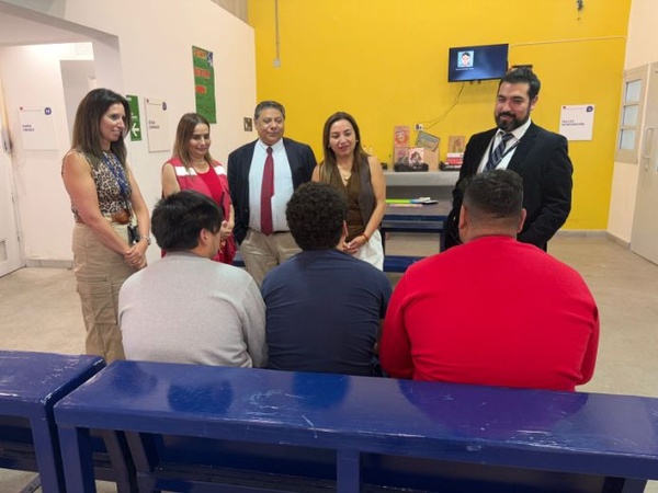 Profesionales de la Unidad de Defensa Penal Juvenil (UDPJ) durante visita al CIP-CRC de Antofagasta.