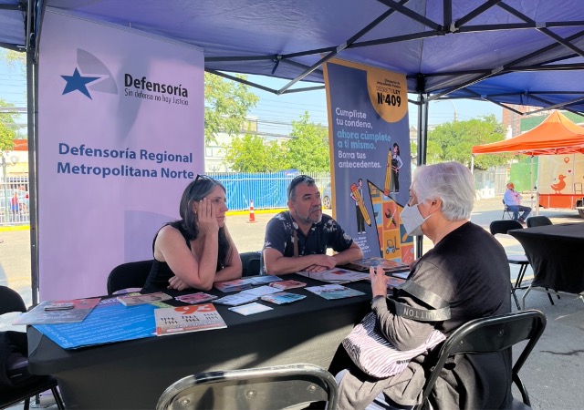 Francisca Selles convers&oacute; con vecinas y vecinos de Providencia en las afueras del Hospital del Salvador. 