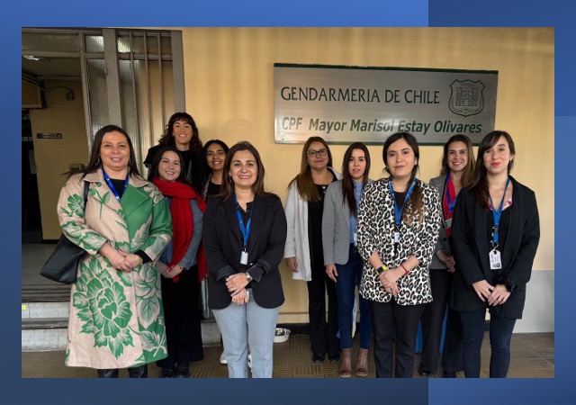 La jefa de Estudios, Sandra Haro, junto al equipo de g&eacute;nero y a las integrantes de la Red de Acci&oacute;n Carcelaria, al llegar al CPF de San Miguel.