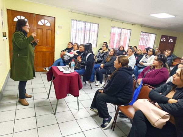 Una imagen de la charla de la defensora p&uacute;blica juvenil Paula P&eacute;rez en el colegio "Santa Familia".