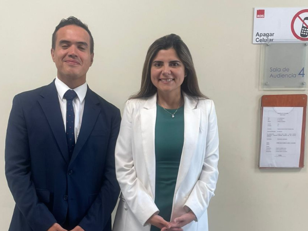 Marcial Barrera junto a la defensora p&uacute;blica P&iacute;a Quijada.