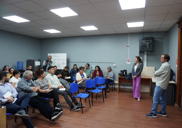 Los abogados Valentina Lorca y Francisco Garc&iacute;a durante la charla informativa para funcionarios del CAIS.