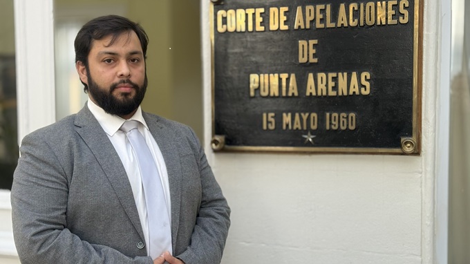 El defensor p&uacute;blico Jos&eacute; Cubillos Almonacid representa a la imputada.