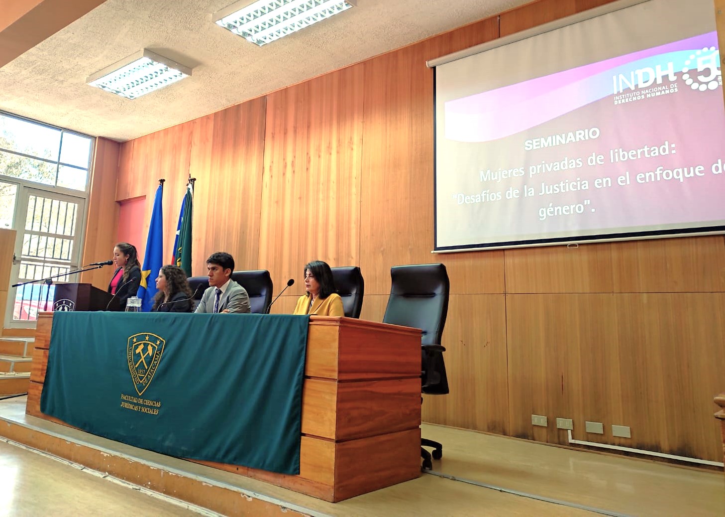 Nicole Lacrampette (sentada, a la izquierda), durante el desarrollo del seminario en Copiap&oacute;.