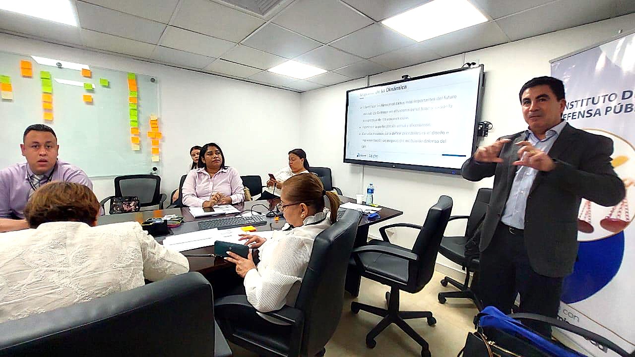 El protesional Luis Su&aacute;rez, durante una de sus exposiciones ante funcionarios de la defensa p&uacute;blica de Panam&aacute;.