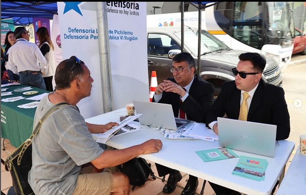 El Defensor Local Jefe de Pichilemu, Jorge Araneda,  y el postulante, Waldo Valenzuela, se hicieron cargo de las consutlas de los vecinos.