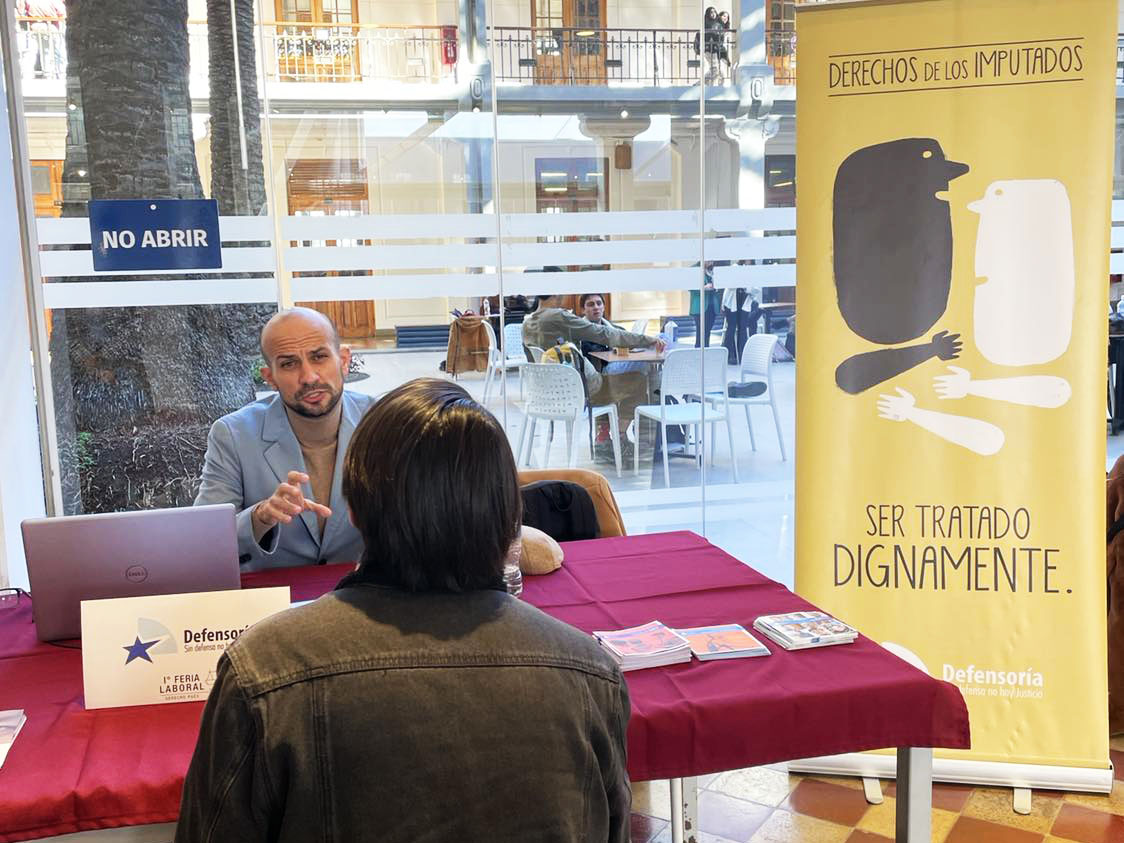 El abogado Humberto Ram&iacute;rez atendi&oacute; a m&aacute;s de 30 personas durante el desarrollo de la feria laboral.