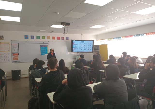 La defensora p&uacute;blica Carla Saavedra, experta en defensa penal juvenil, durante el conservatorio en el colegio "Cree".
