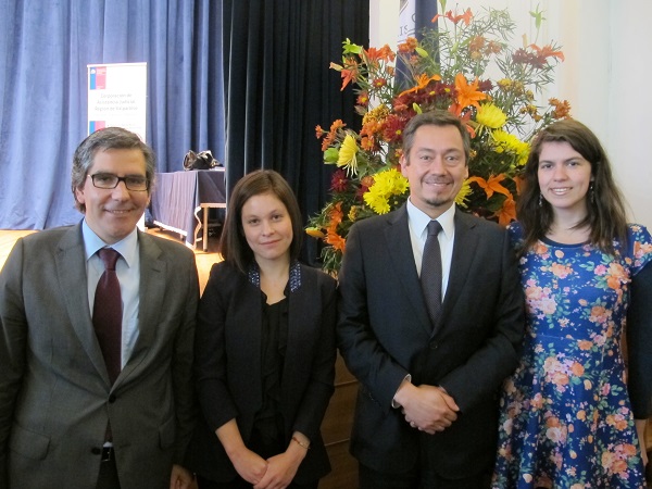 Las dos defensoras de convenio directo junto al Defensor Regional, Claudio P&eacute;rez, y el jefe de Estudios, Fernando Alliende.