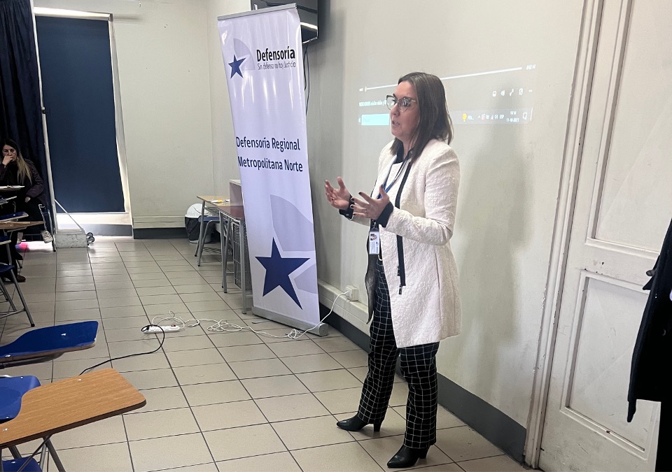 La defensora penal juvenil Carla Saavedra durante la charla ante profesores, inspectores y directivos del colegio "Novo Mundo".