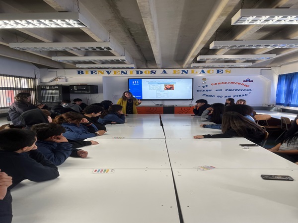 Estudiantes de octavo b&aacute;sico a cuarto medio participaron en la charla impartida por Catherine R&iacute;os.