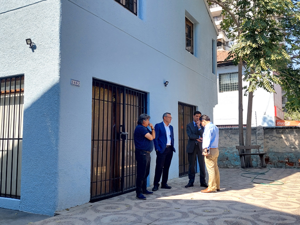 El Defensor Nacional y el director administrativo nacional de la Defensor&iacute;a, durante su visita a las nuevas dependencias.
