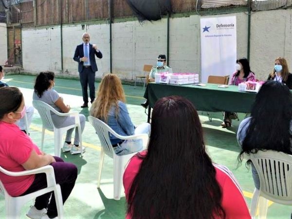 El Defensor Regional de Atacama durante su saludo a las internas del CCP de Copiap&oacute;.