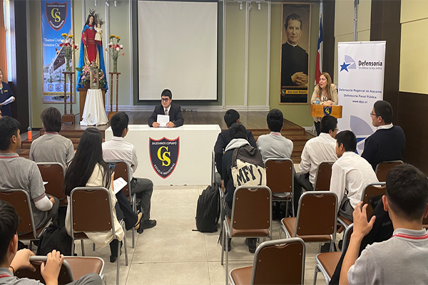 La jefa de Estudios, Violeta Villalobos, fue la narradora del 'Tribunal de j&oacute;venes' realizado en dependencias del Liceo Salesianos de Copiap&oacute;. 