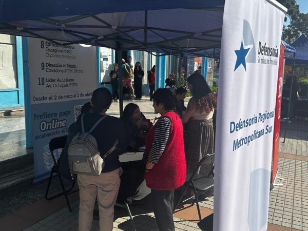 Los postulantes de la Defensor&iacute;a Local de San Bernardo respondiendo consultas del p&uacute;blico.
