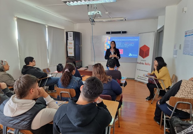 La abogada Roc&iacute;o Burgess y la trabajadora social Angela Morales informaron a la comunidad escolar.