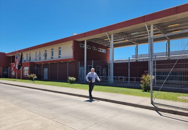El defensor penal juvenil saliendo del Centro de Internaci&oacute;n Provisoria (CIP) de Talca, luego de conversar con cinco j&oacute;venes a los que representa.