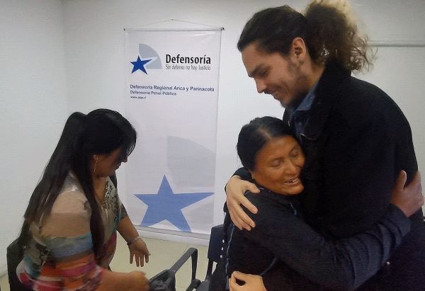 El emotivo momento en que el defensor p&uacute;blico comunic&oacute; a Elsa Mollo la sentencia de la Corte que anul&oacute; el decreto de expulsi&oacute;n.