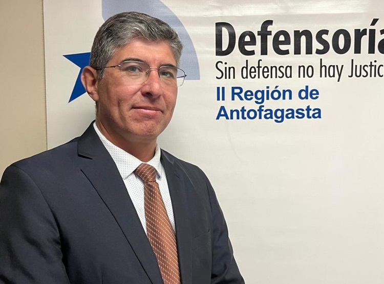 El defensor p&uacute;blico Stephen Kendall logr&oacute; la absoluci&oacute;n de cuatro imputados por receptaci&oacute;n de un mini cargador frontal.