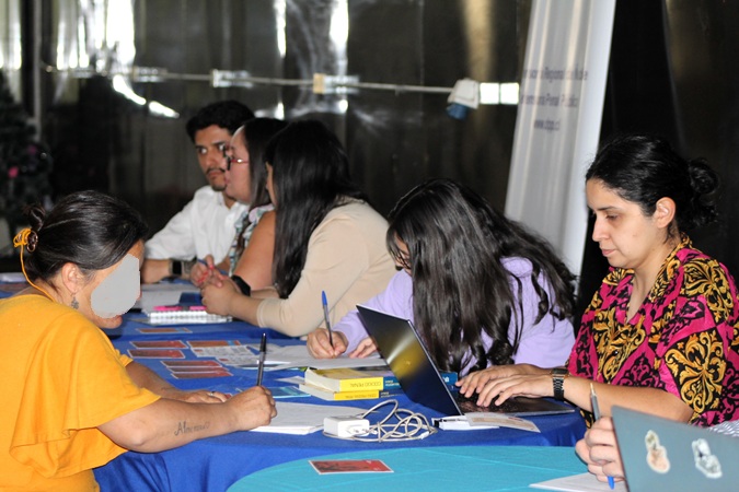 El equipo de profesionales de la Defensor&iacute;a de &Ntilde;uble atendiendo e informando a las mujeres del Centro Penitenciario Femenino de Bulnes.