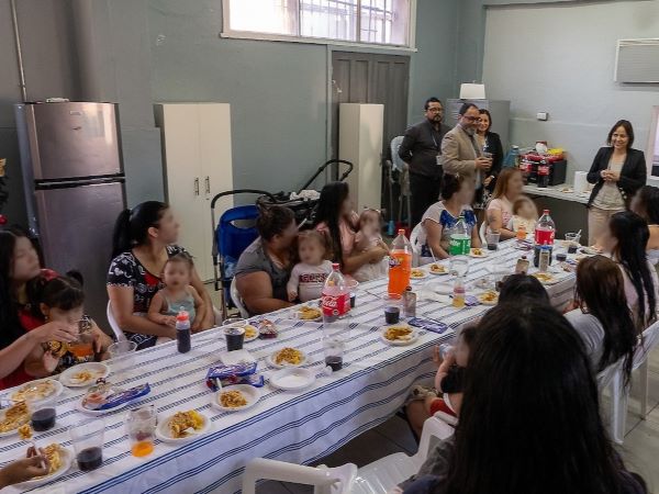 Hijas e hijos de mujeres imputadas pudieron disfrutar un desayuno pre navide&ntilde;o con directivos de la Defensor&iacute;a 