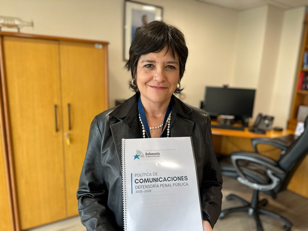 La Defensora Nacional, Ver&oacute;nica Encina Vera, mostrando la 'Pol&iacute;tica de comunicaciones' de la instituci&oacute;n.
