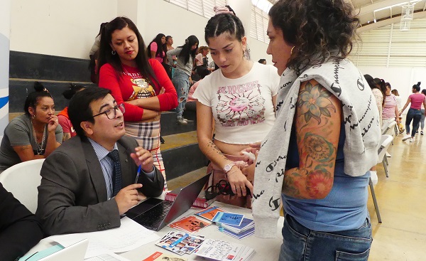 Cuatro defensores p&uacute;blicos m&aacute;s los directivos atendieron a m&aacute;s de 50 mujeres en la feria de servicios.