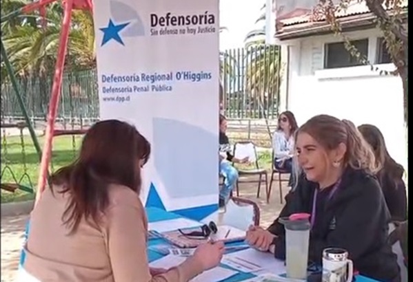 M&aacute;s de 15 vecinos de la poblaci&oacute;n "Manuel Rodr&iacute;guez" atendi&oacute; la Defensor&iacute;a en la plaza de justicia.