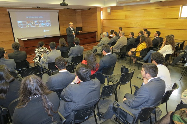 El Defensor Regional del Maule presidi&oacute; la cuenta p&uacute;blica participativa ante estudiantes de derecho de las universidades presentes en la zona.