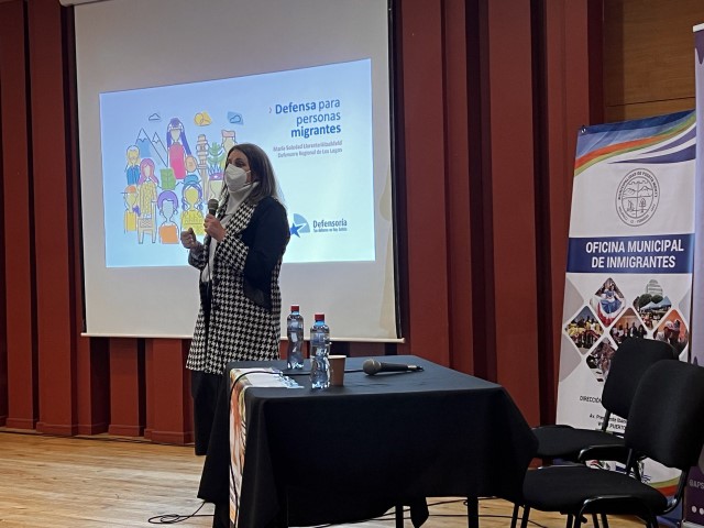 La Defensora Regional de Los Lagos, Mar&iacute;a Soledad Llorente, durante su exposici&oacute;n en el seminario. 