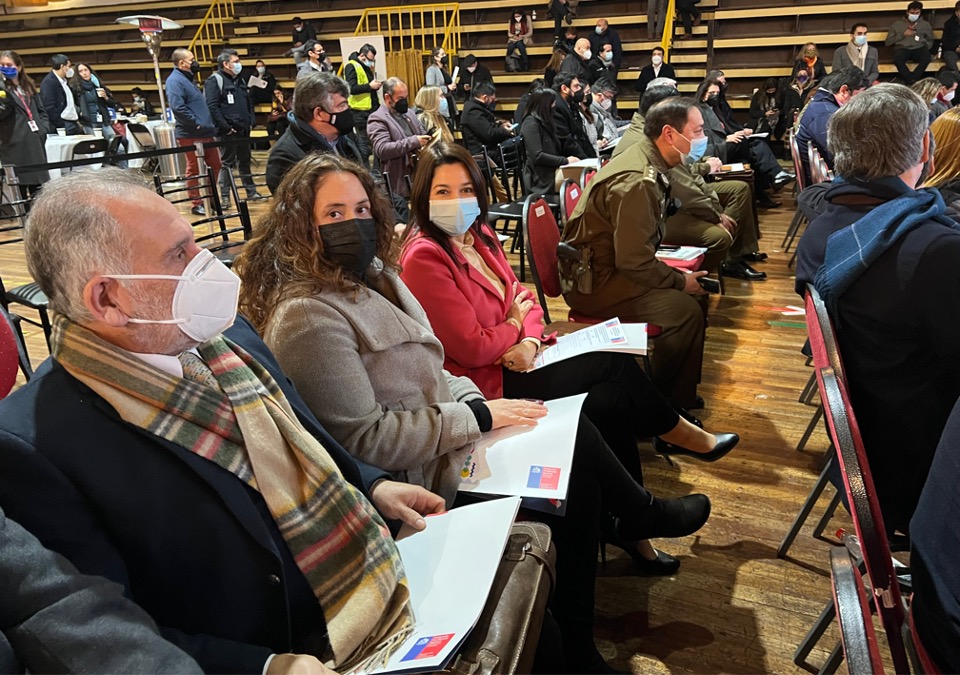 Las Defensoras Regionales Daniela B&aacute;ez y Loreto Flores en el primer consejo regional de seguridad.