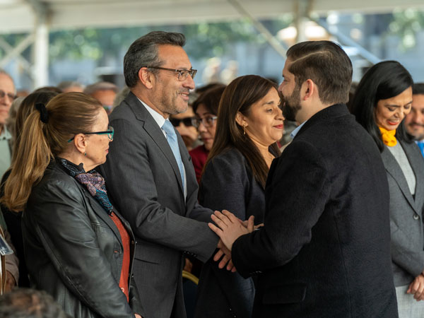 El Defensor Nacional recibi&oacute; el saludo del presidente Gabriel Boric al llegar a la ceremonia.