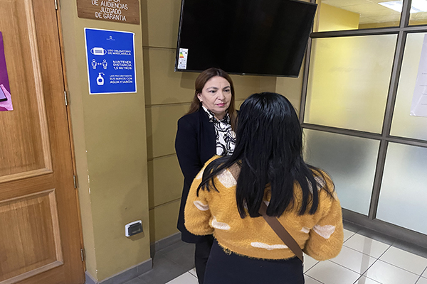 La jefa regional de Estudios, Violeta Villalobos, conversa con la joven boliviana a la salida de la audiencia, en el Tribunal Garant&iacute;a de Copiap&oacute;.