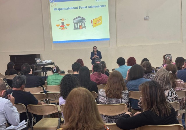 La defensora p&uacute;blica juvenil Carla Saavedra explic&oacute; a los docentes los alcances de la Ley N&deg; 20.084.