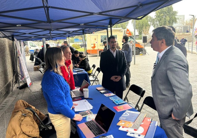 La defensora local jefa de Lo Prado y la profesional de Estudios Jeanette Araneda, conversan con el delegado presidencial y otras autoridades.