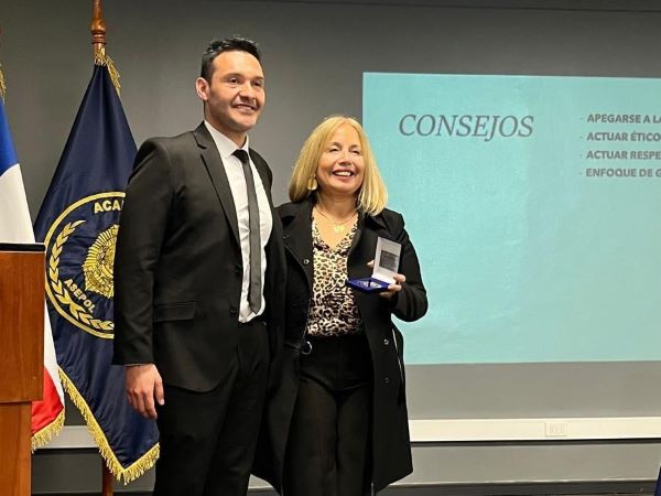 Directivos de la PDI agradecieron la participaci&oacute;n de la defensora local jefe Ximena Silva.