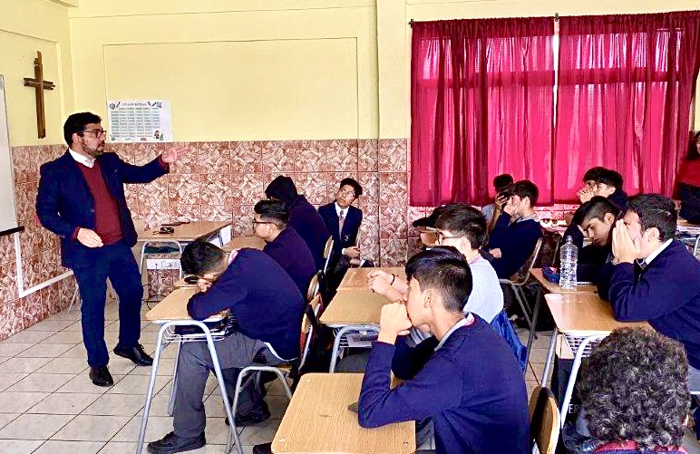 El defensor juvenil dijo a los j&oacute;venes que "deben tener cuidado con ciertas conductas que han normalizado y pueden convertirse en falta o delito". 