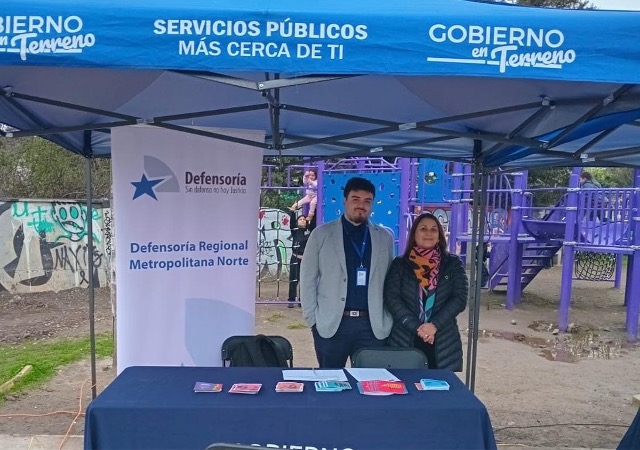 La trabajadora social Carla Naranjo y el postulante Cristian Campos, de la Defensor&iacute;a Local de Santiago, conversaron con vecinos de Estaci&oacute;n Central.