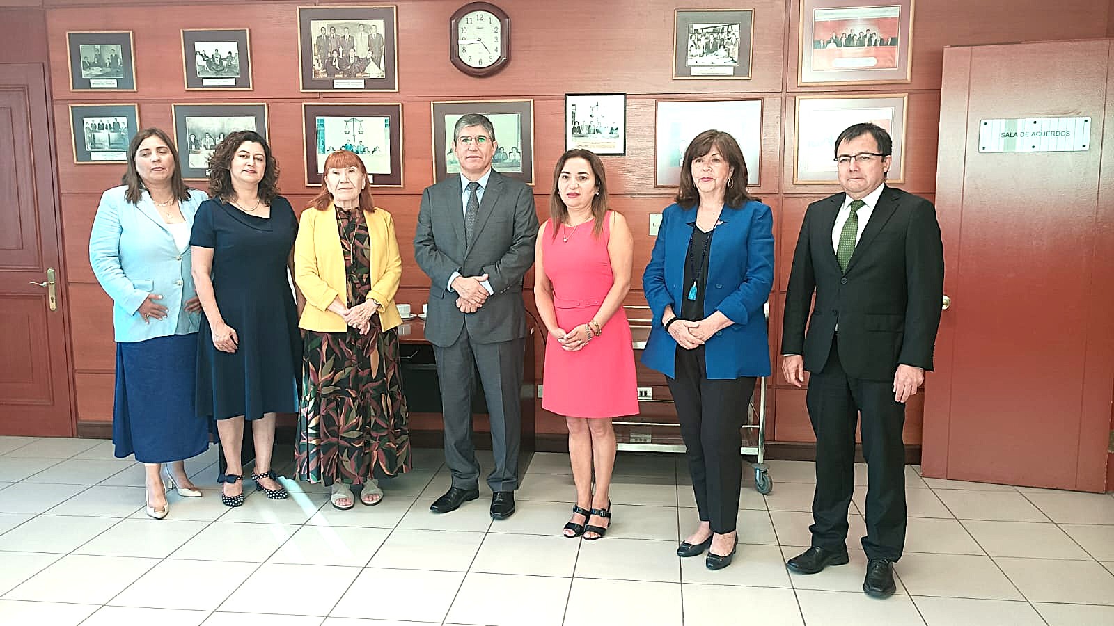 Al centro, la Defensora Regional, Karina Reyes, junto al jefe de Estudios, Stephen Kendall, durante el saludo protocolar.