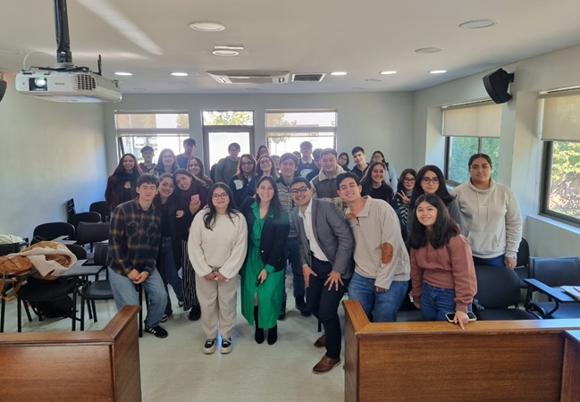 La asesora jur&iacute;dica, Roc&iacute;o Burgess, junto alumnas y alumnos de la Universidad de Concepci&oacute;n, sede Chill&aacute;n.