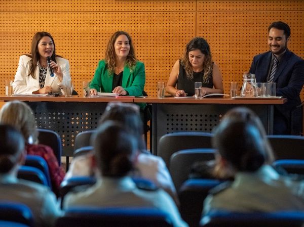 Loreto Flores, Daniela B&aacute;ez, Lorena Parra y Jaime Fuentes exponiendo en el primer m&oacute;dulo del seminario.
