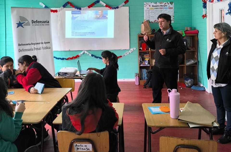 En Hislas Huichas se desarroll&oacute; actividad con estudiantes.