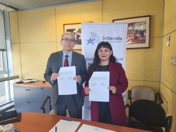 El Defensor Regional Renato Gonz&aacute;lez y la jefa de la carrera de trabajo social, Judith Guajardo.