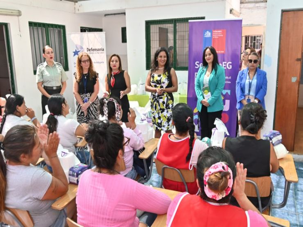 La Defensora Regional, Karina Reyes G&aacute;lvez, junto a directivos de Senadis, SernamEG y Gendarmer&iacute;a.en el CPF de Antofagasta.